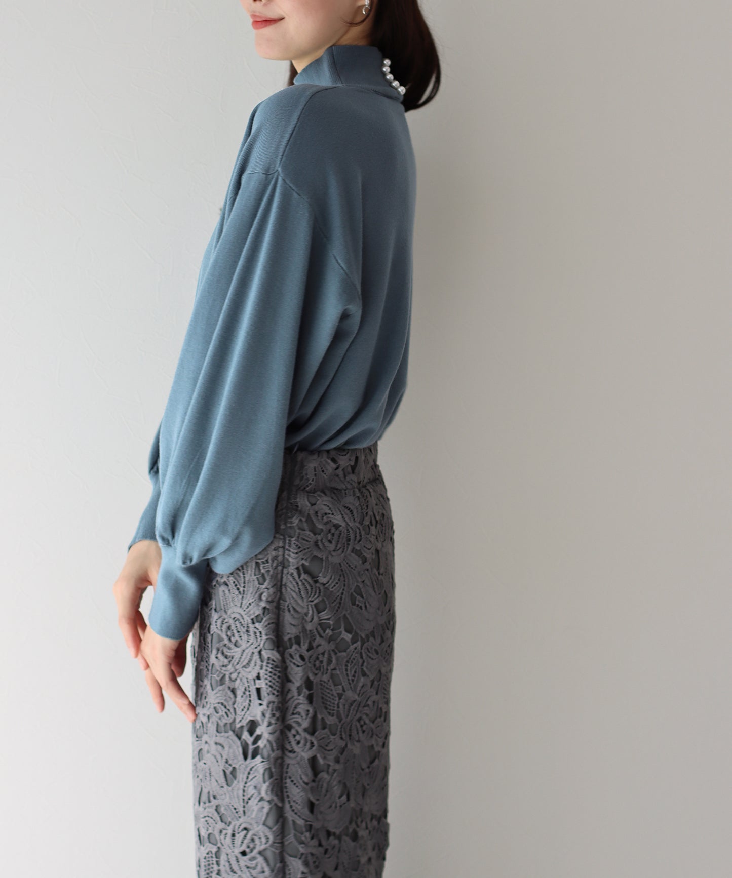 【SALE】バックパールボリューム袖ニット