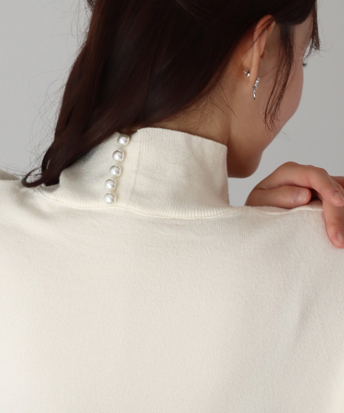 【SALE】バックパールボリューム袖ニット