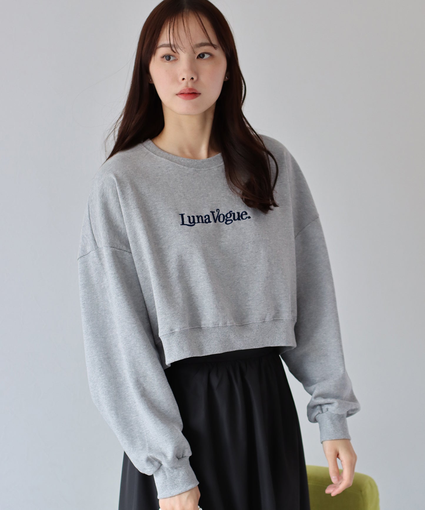 Lunaロゴ刺繍クロップドスウェット