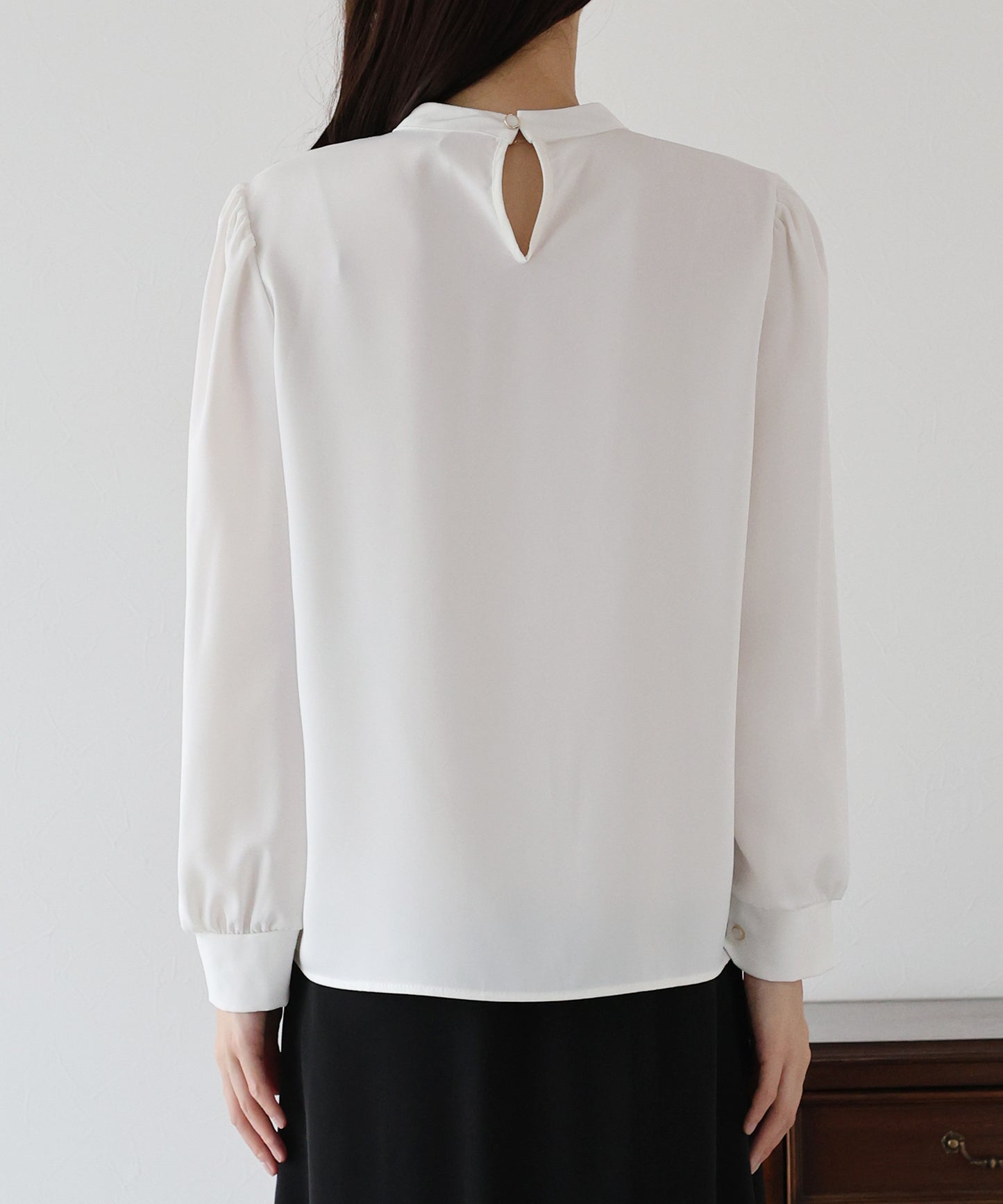 パール&ビジュー付きスタンドカラーブラウス【ネコポス】