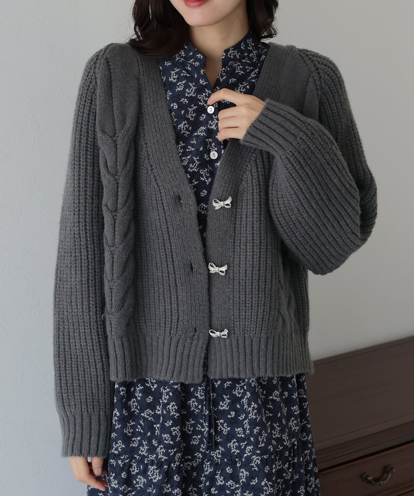 ビジューリボンボタンカーディガン