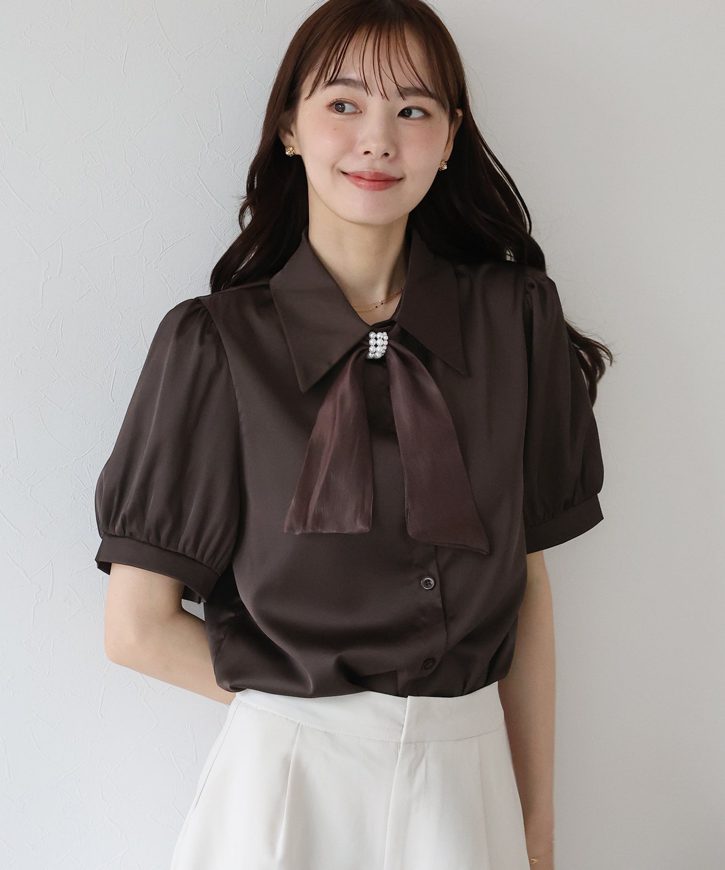 【新商品限定5%OFF(木)】半袖パールデザインブラウス【ネコポス】