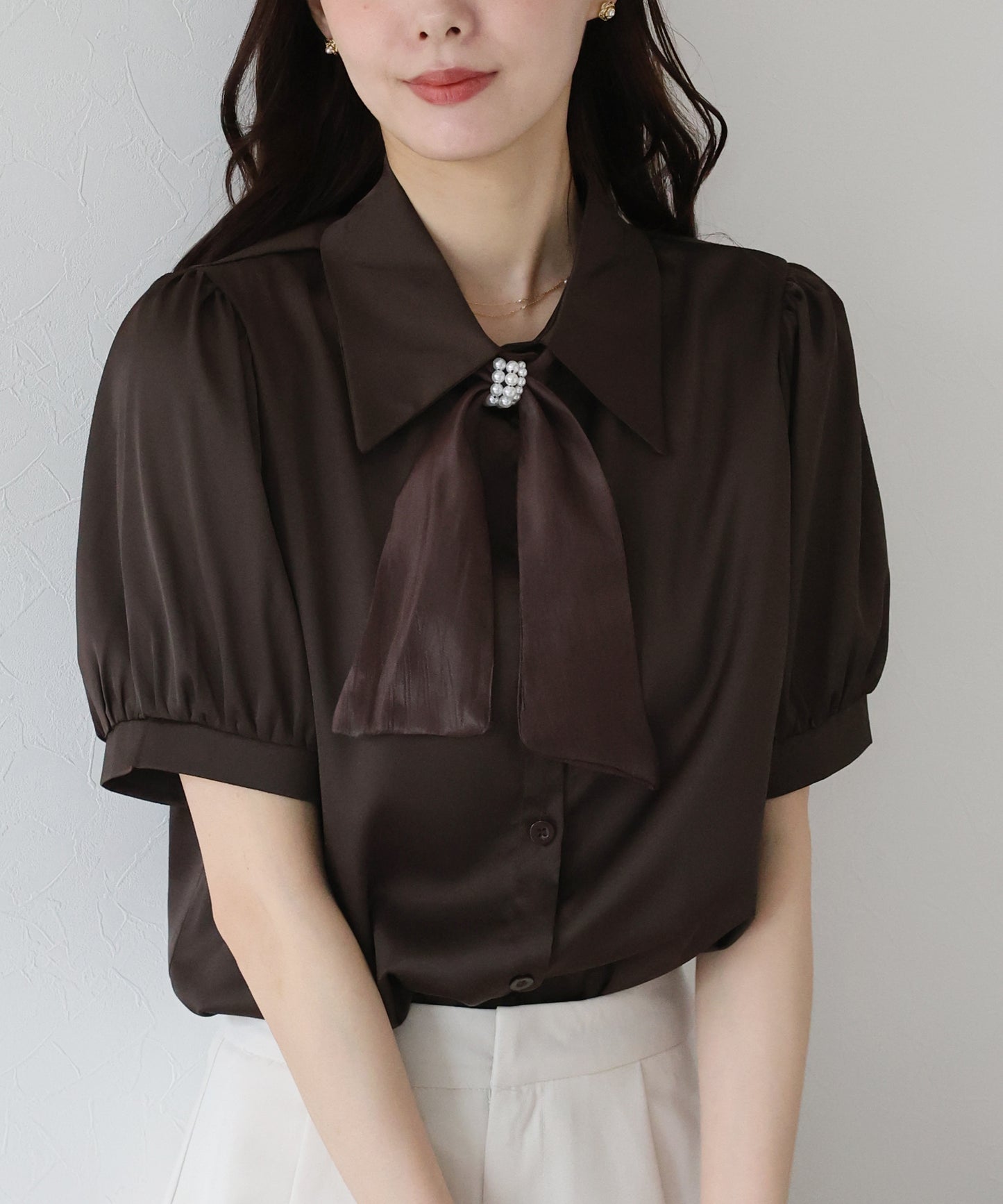 【新商品限定5%OFF(木)】半袖パールデザインブラウス【ネコポス】