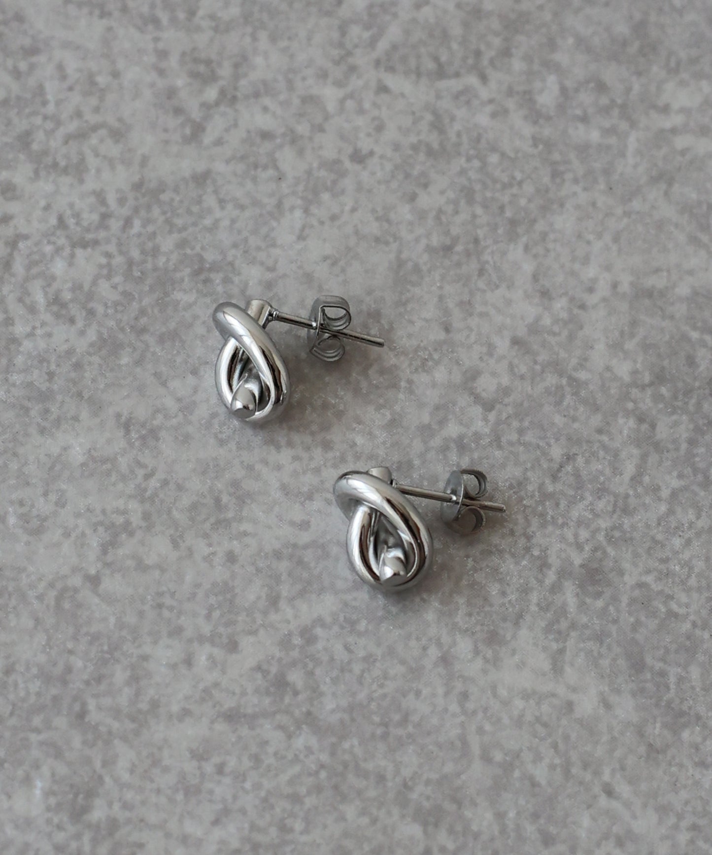 プチノットピアス / サージカルステンレス【ネコポス】