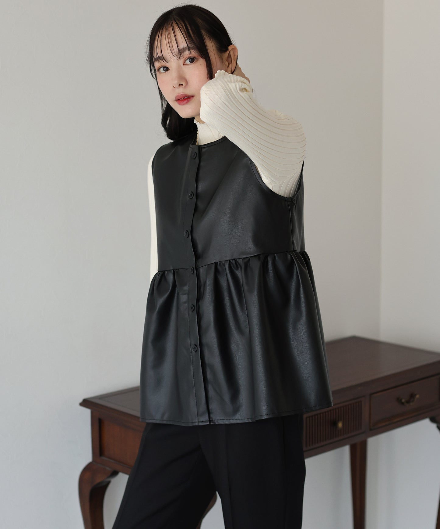 【TIME SALE】フェイクレザーペプラムベスト