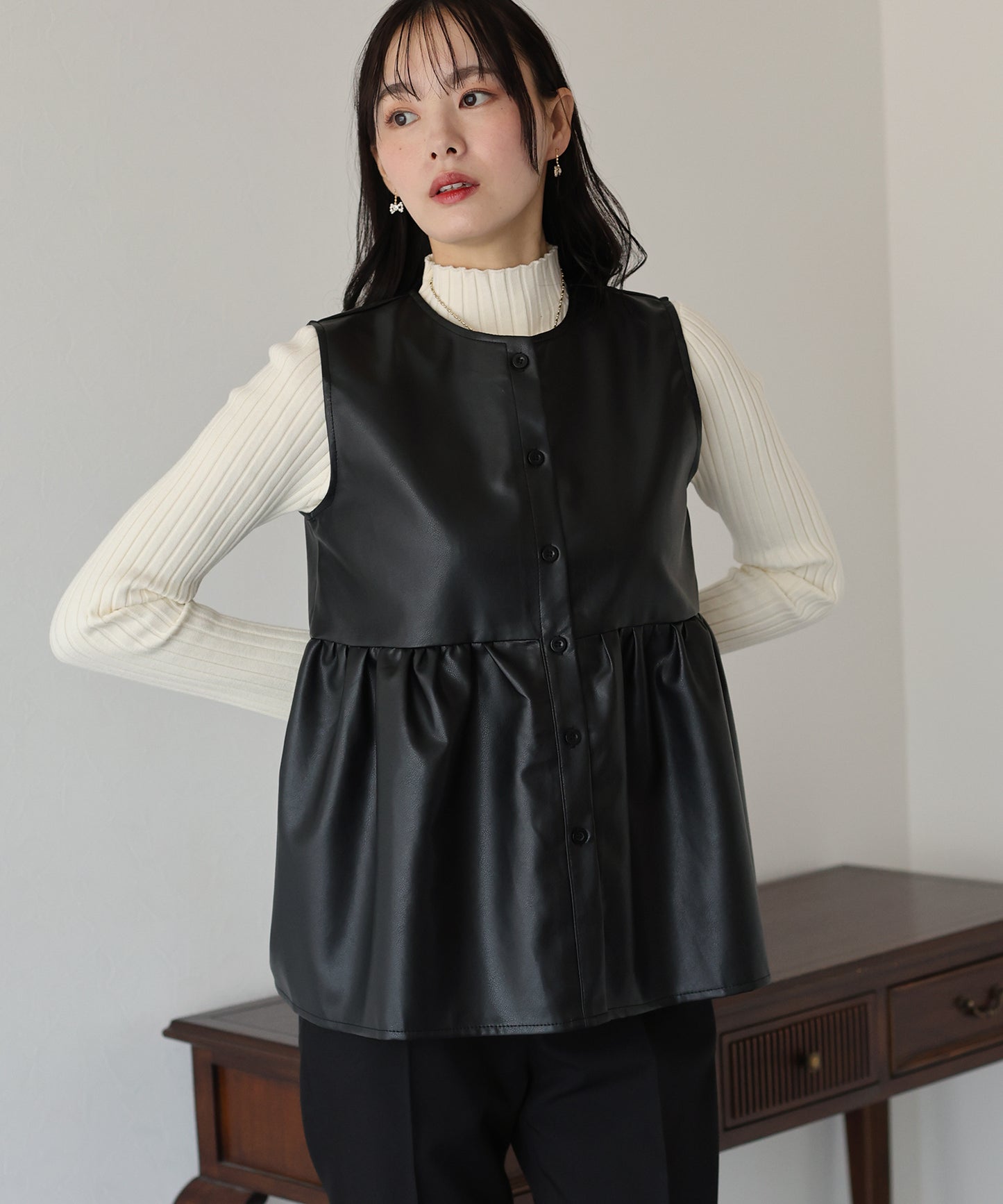 【TIME SALE】フェイクレザーペプラムベスト