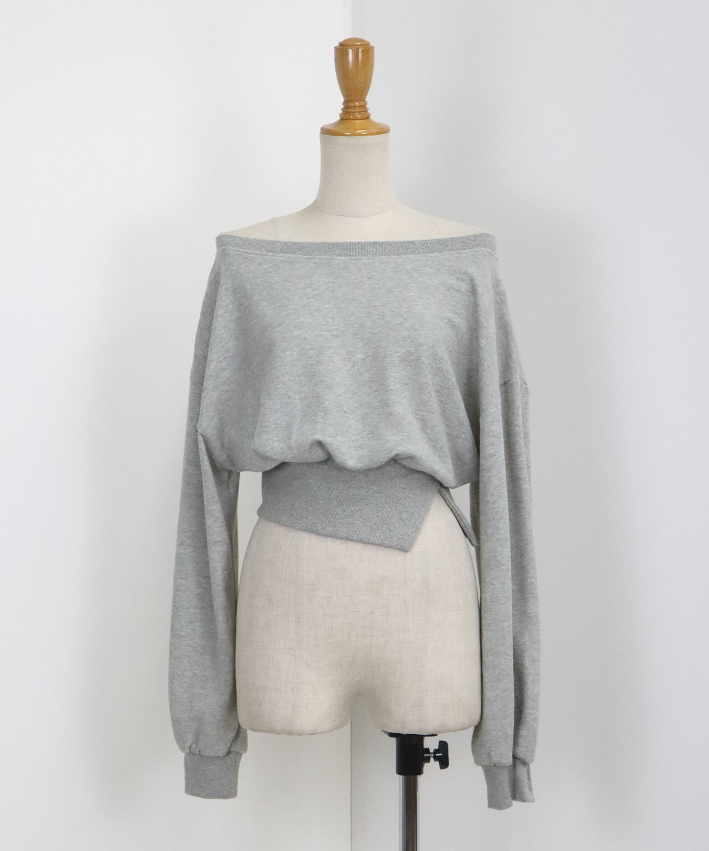 オフショルダースウェット