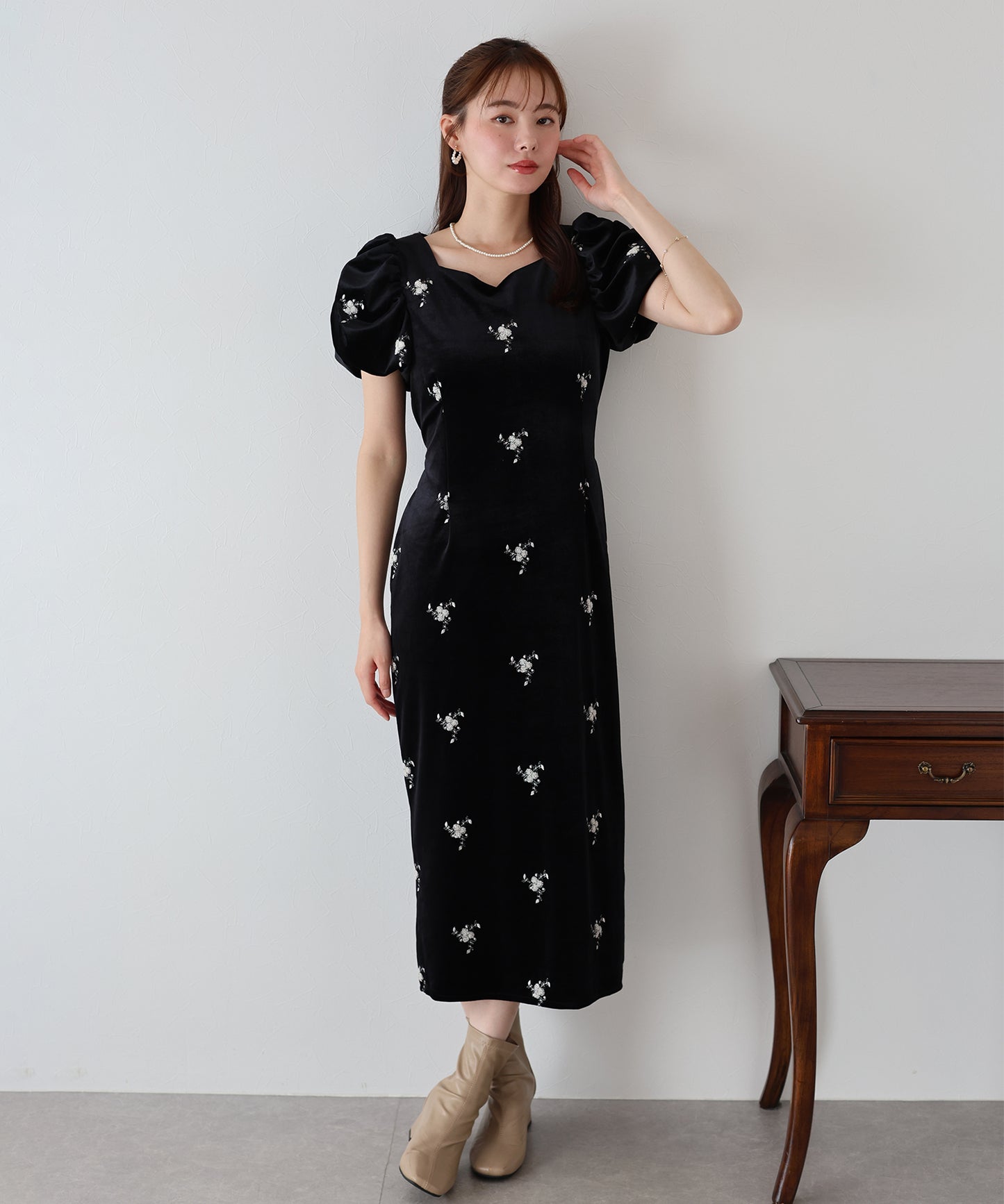 【早割5%OFF】フラワー刺繍ハートネックベロアワンピース