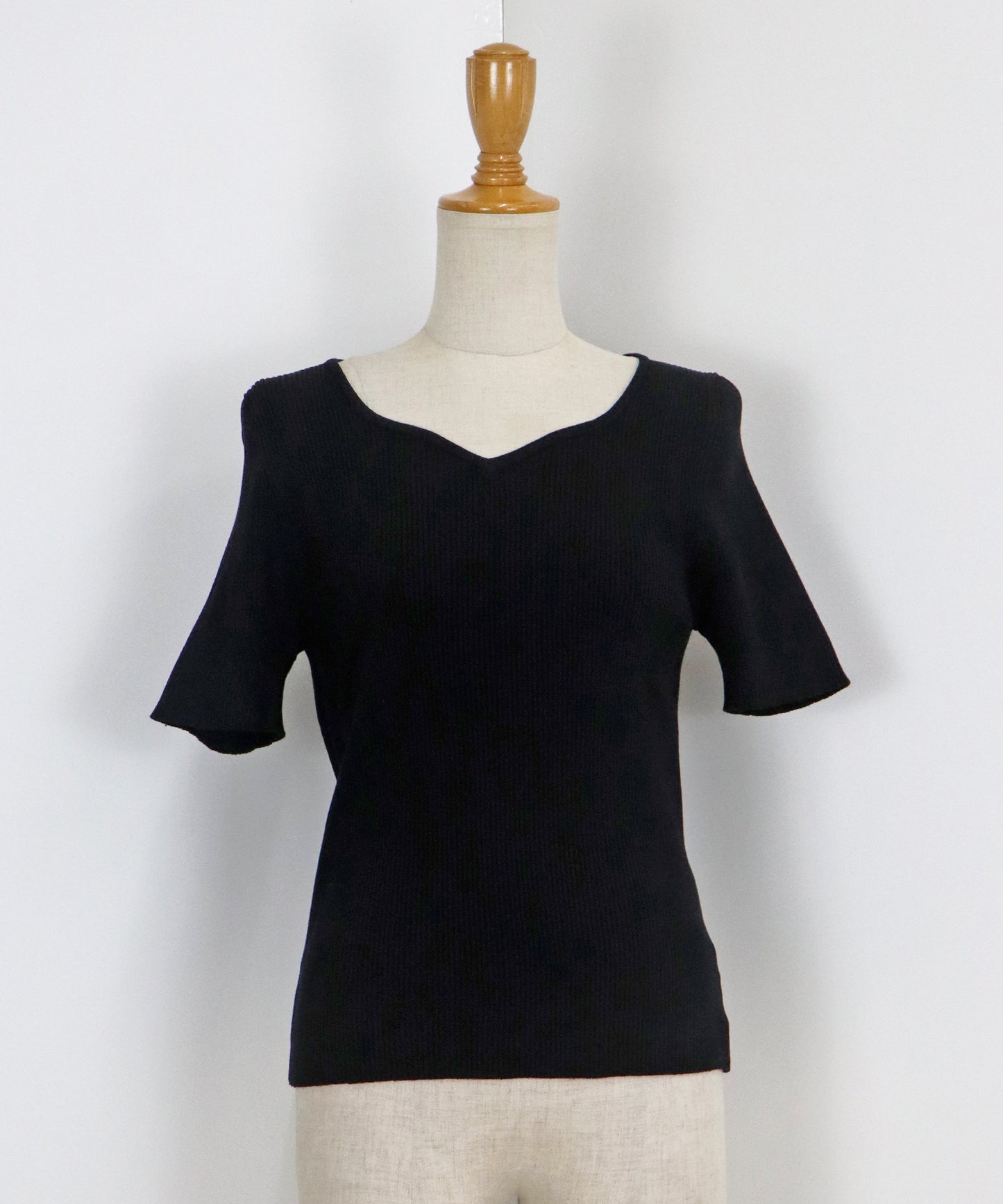 【TIME SALE】ハートネックリブニット