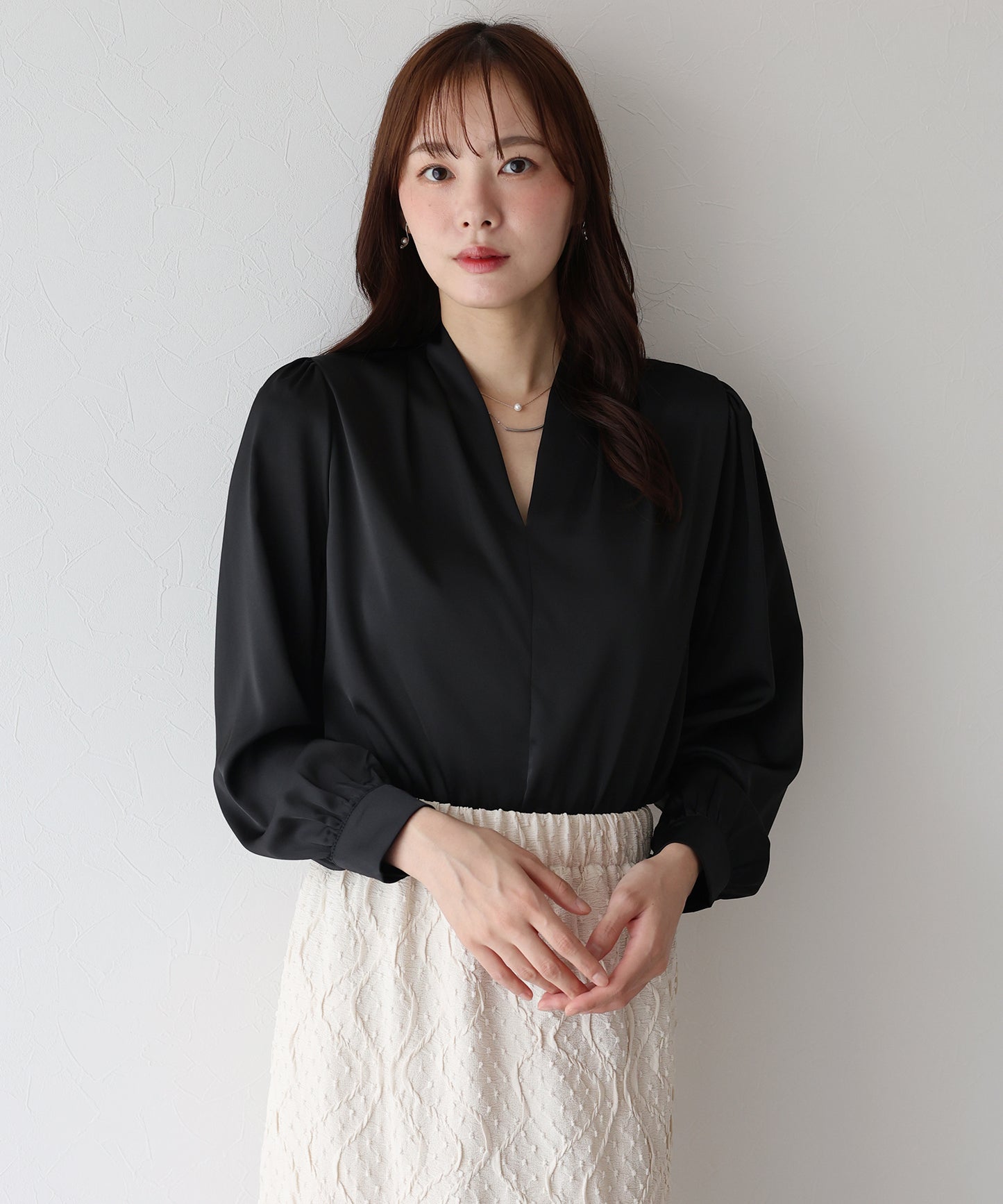 【早割5%OFF】Vネックタックサテンブラウス【ネコポス】
