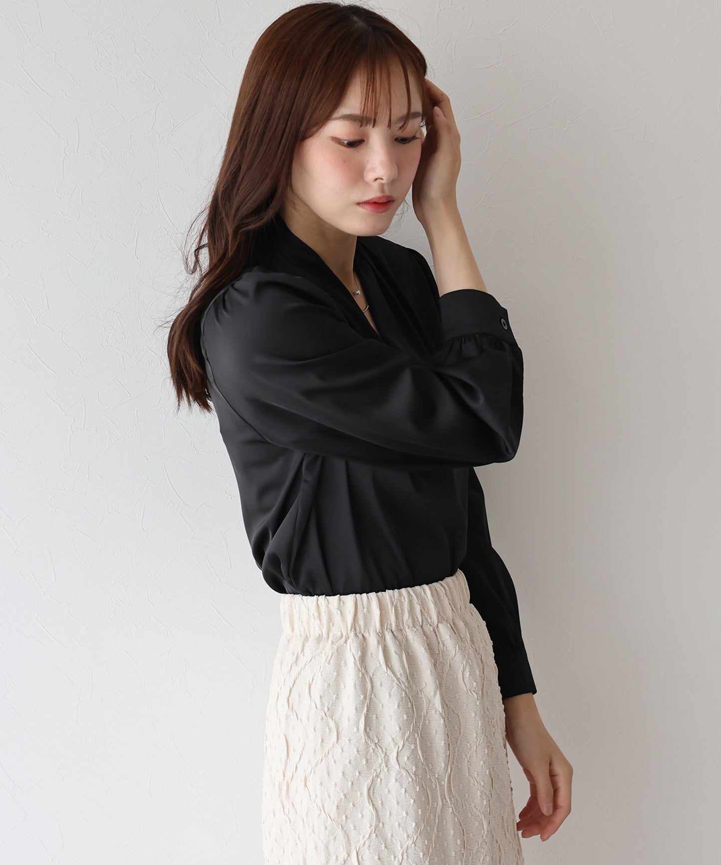 【早割5%OFF】Vネックタックサテンブラウス【ネコポス】