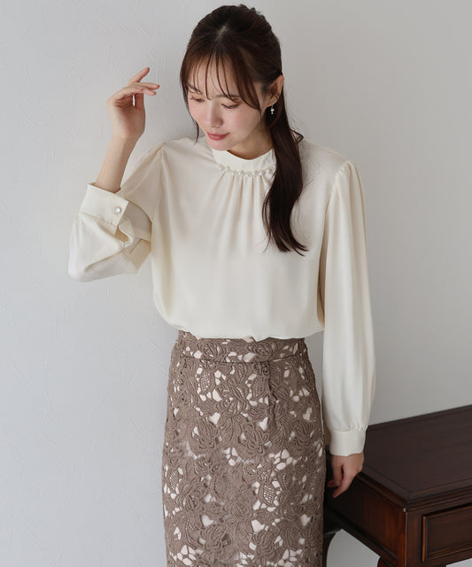 パール&ビジュー付きスタンドカラーブラウス【ネコポス】