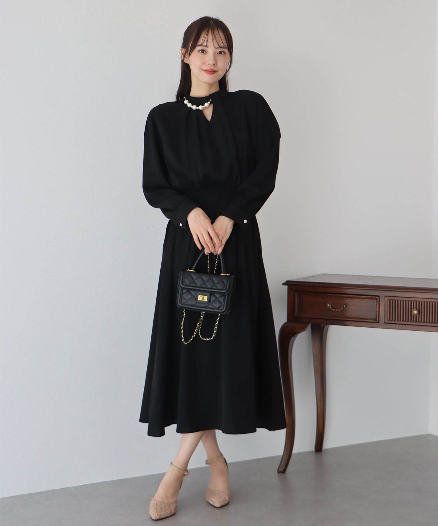 【SALE】パール付きスタンドカラーワンピース