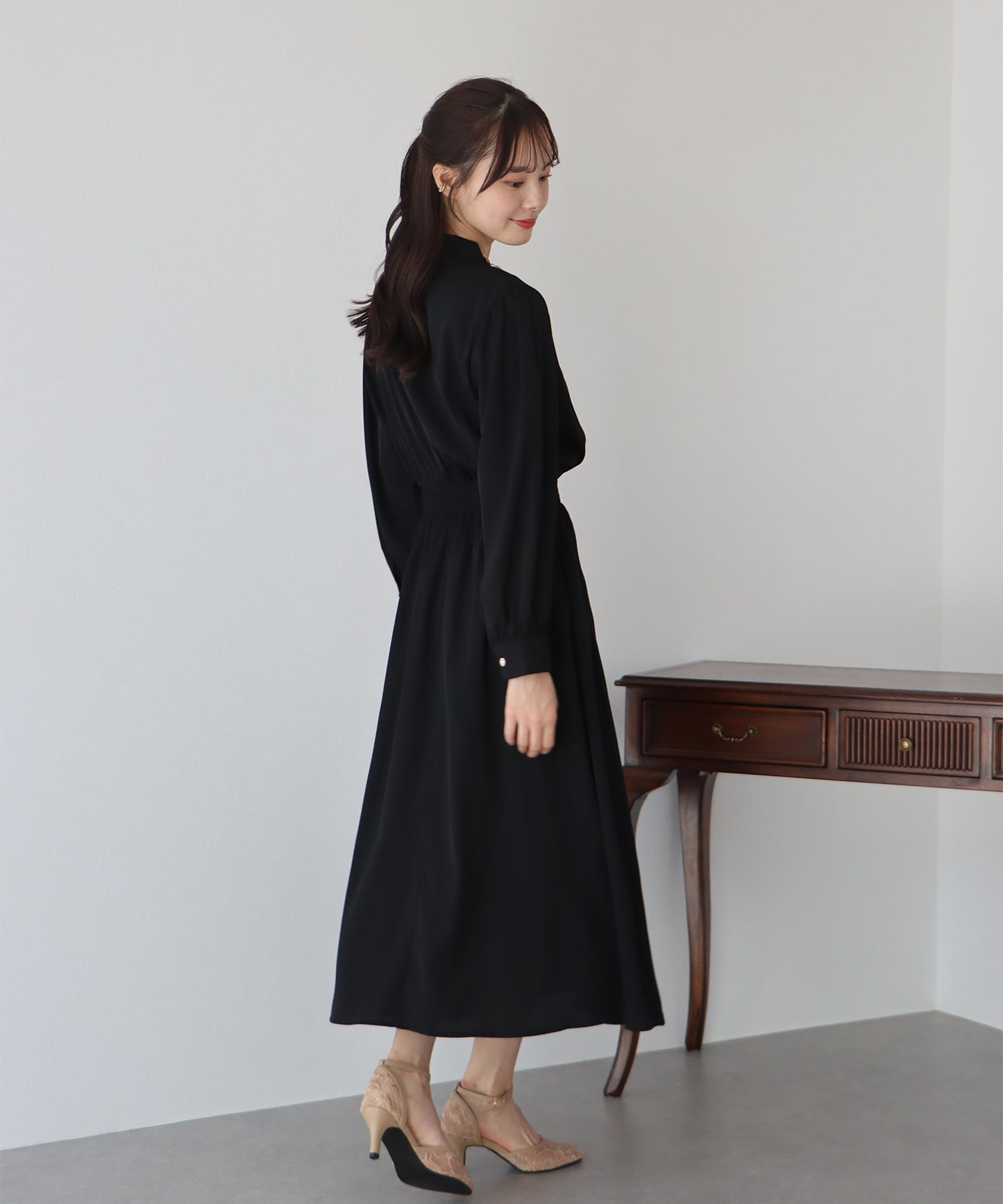 【SALE】パール付きスタンドカラーワンピース