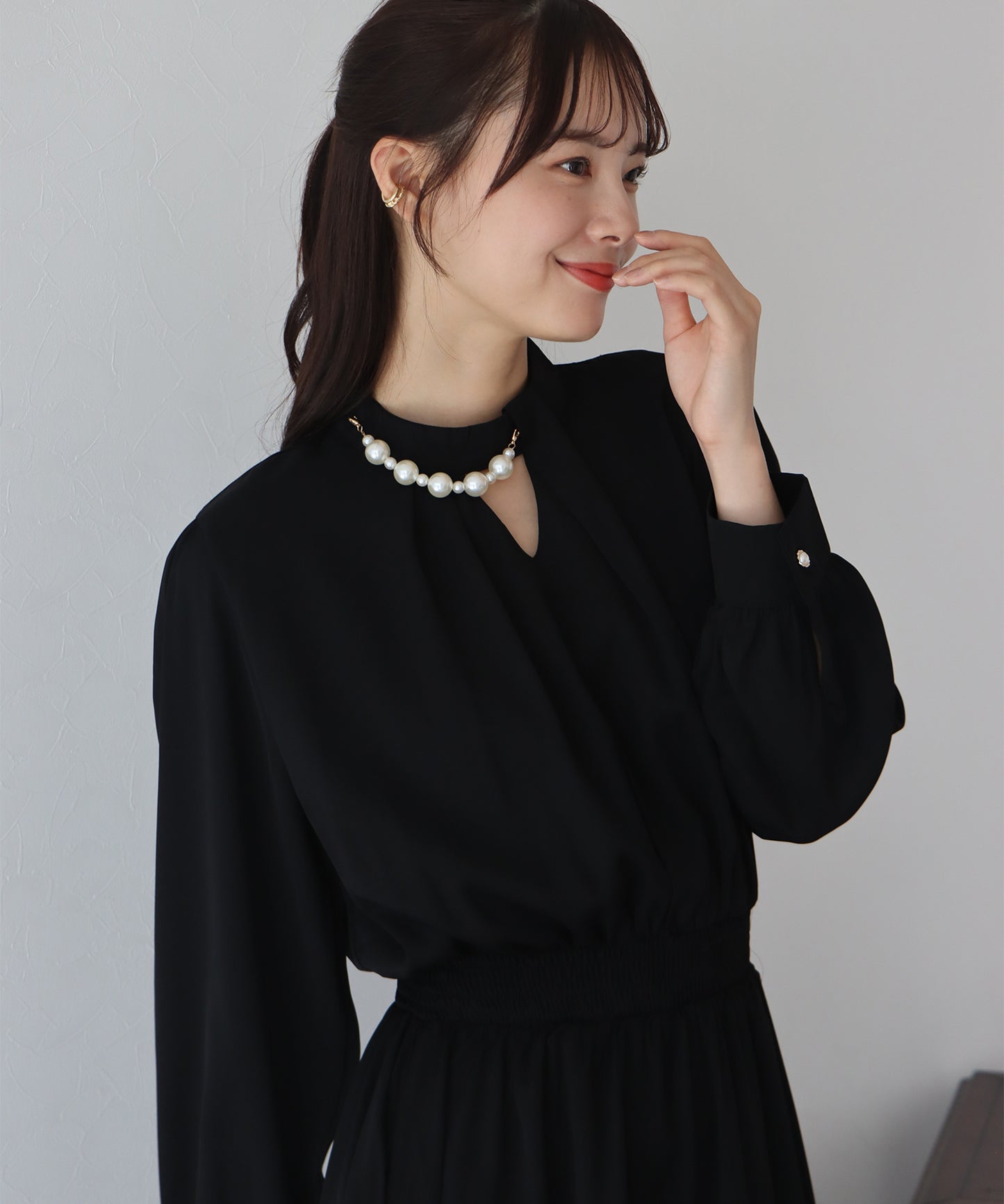 【SALE】パール付きスタンドカラーワンピース