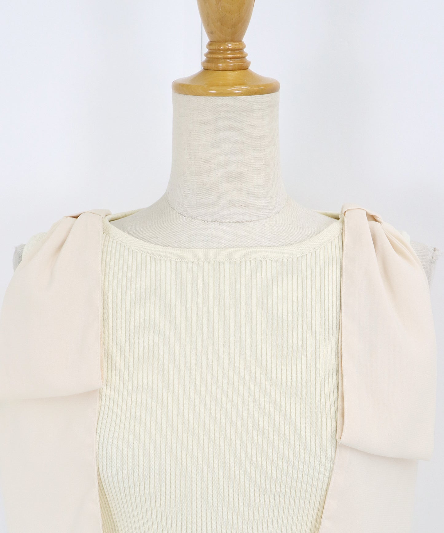 【SALE】ショルダーリボンノースリリブニット