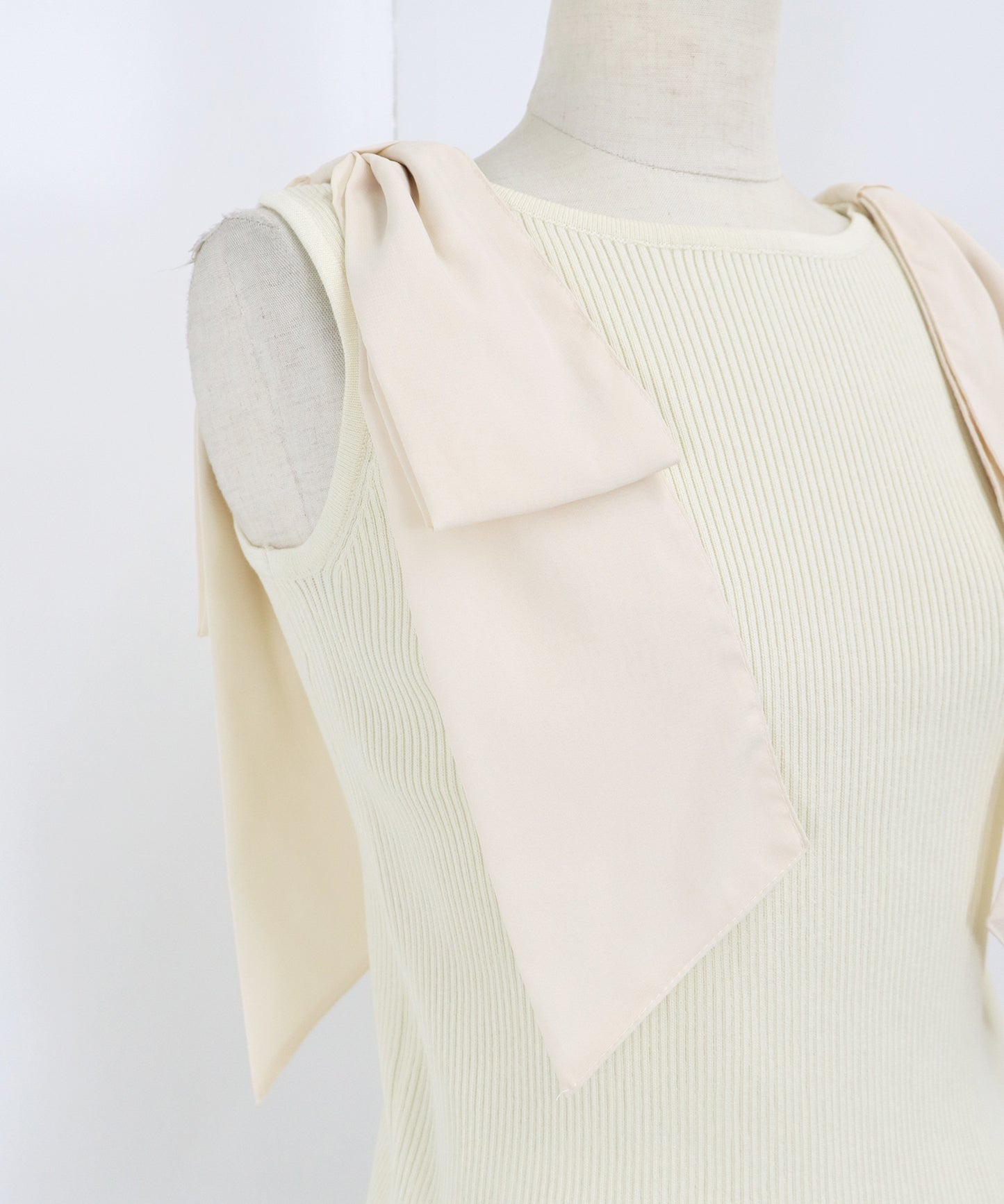 【SALE】ショルダーリボンノースリリブニット