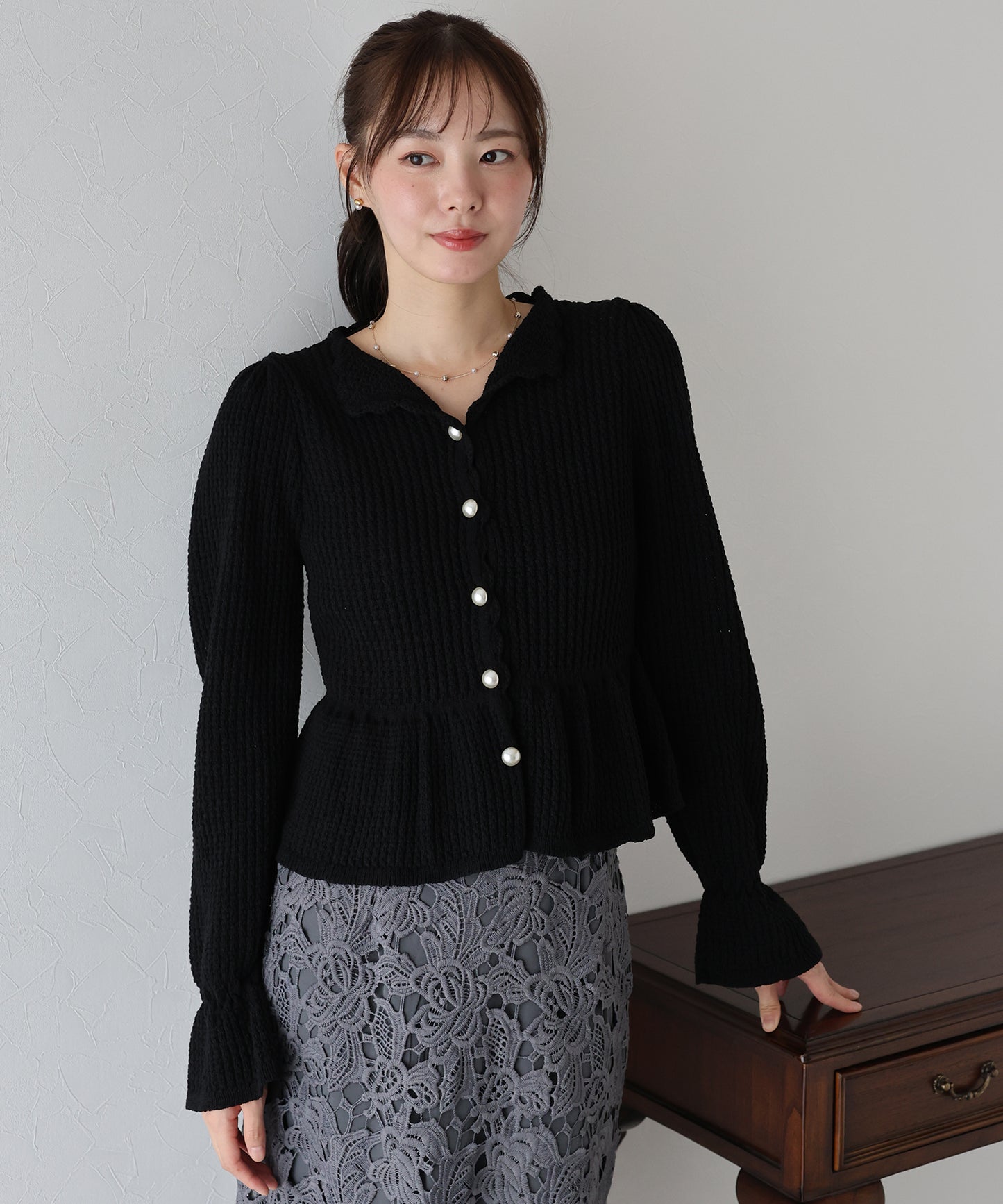【早割5%OFF】パールボタンペプラムニット