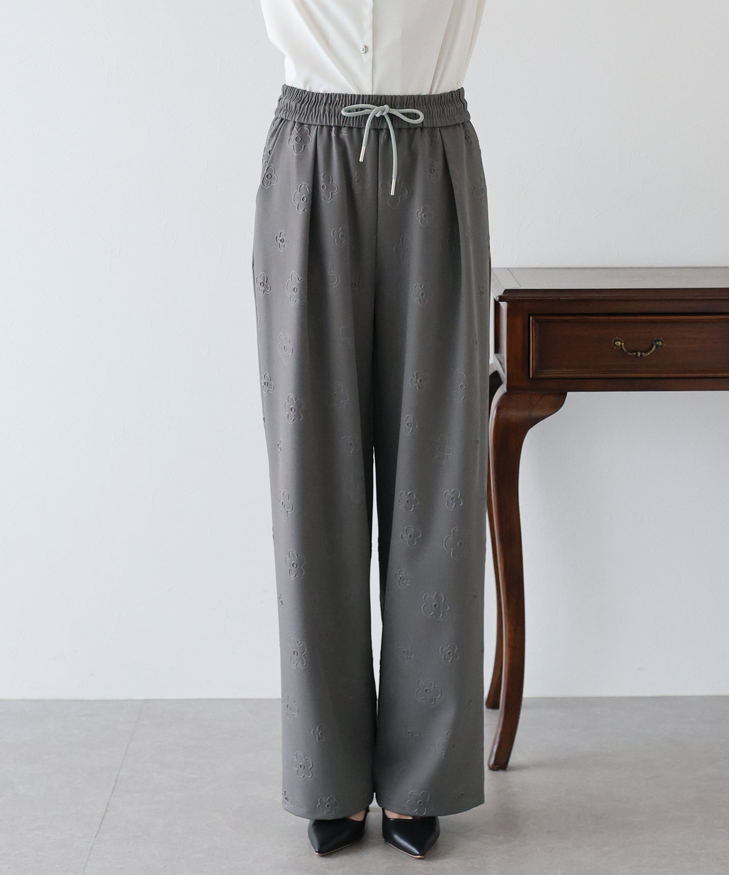 【SALE】フラワーエンボスワイドパンツ