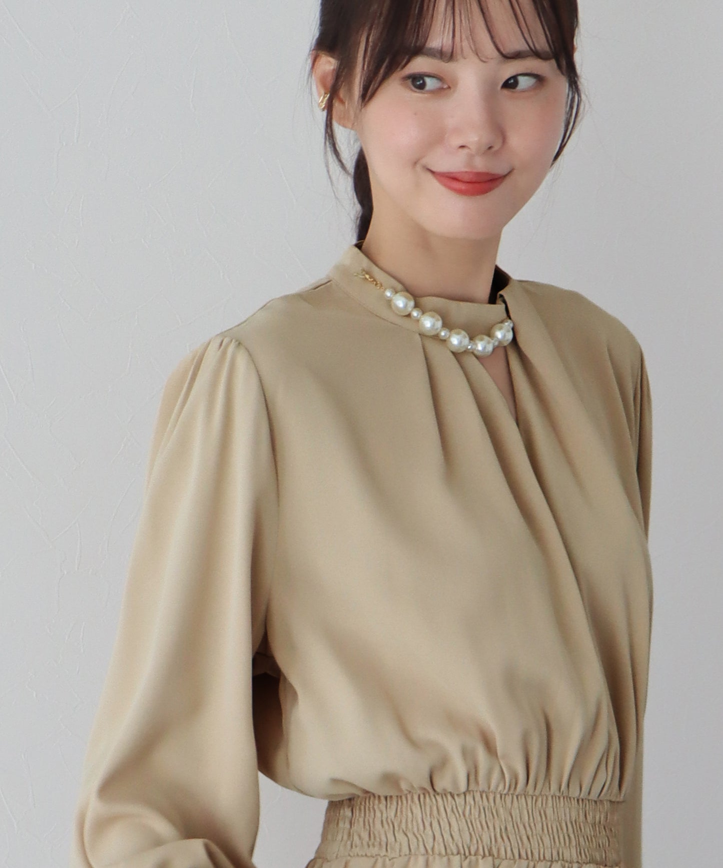 【SALE】パール付きスタンドカラーワンピース
