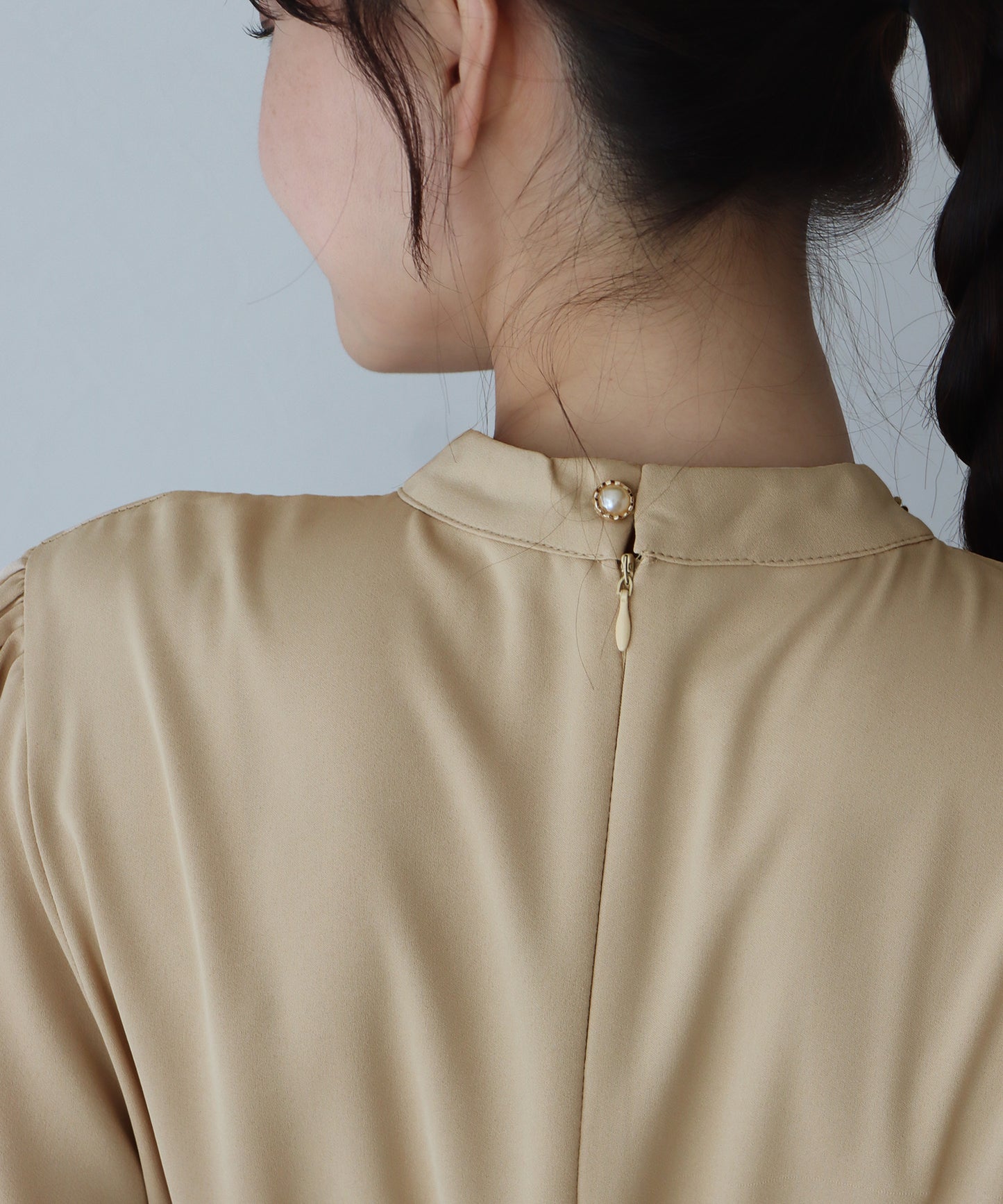 【SALE】パール付きスタンドカラーワンピース