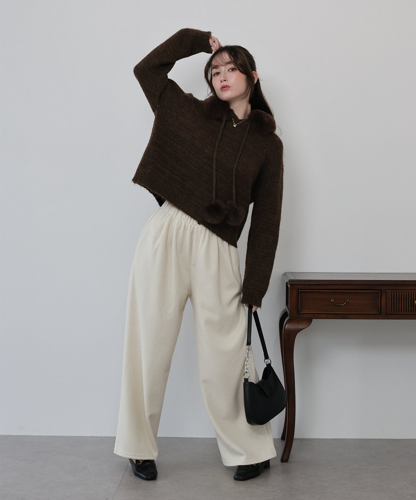 ポンポン付きファーフードニット