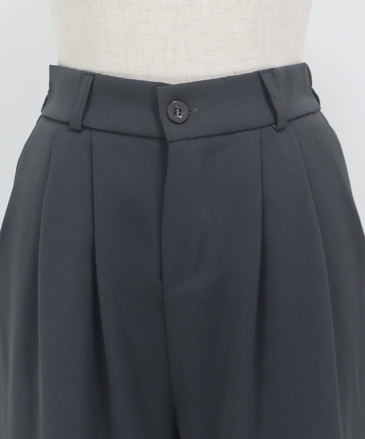 スリムテーパードパンツ