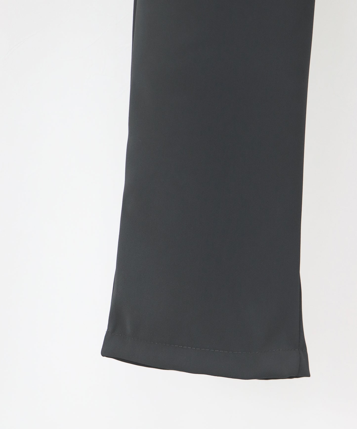 スリムテーパードパンツ