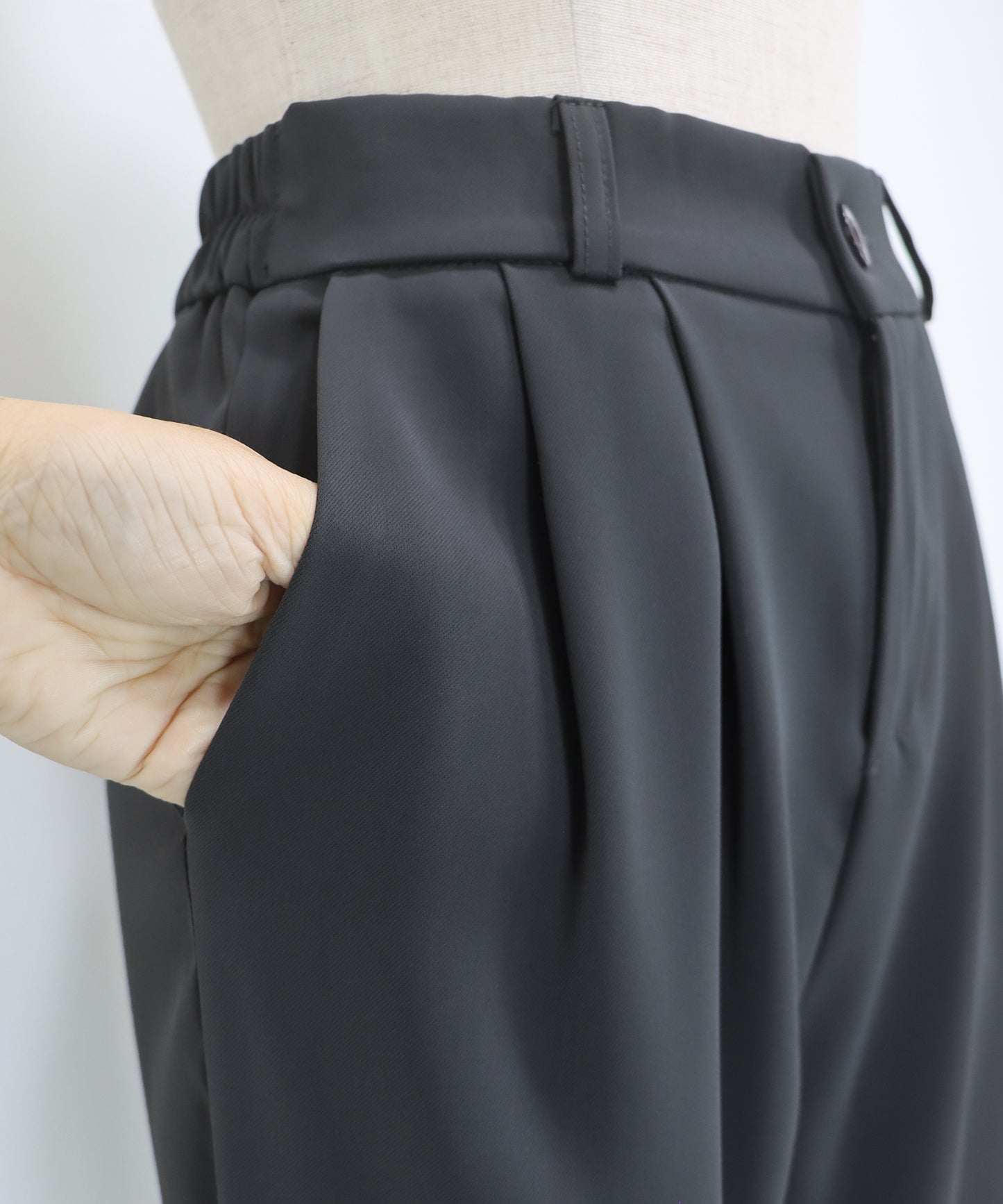 スリムテーパードパンツ