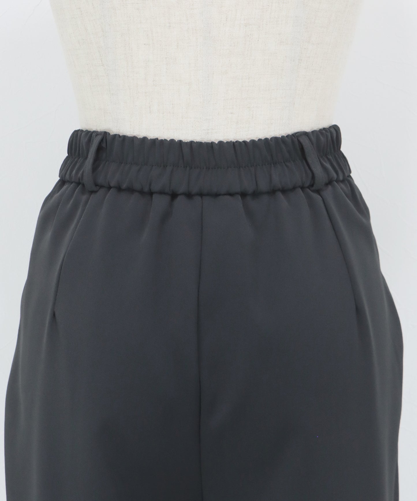 スリムテーパードパンツ