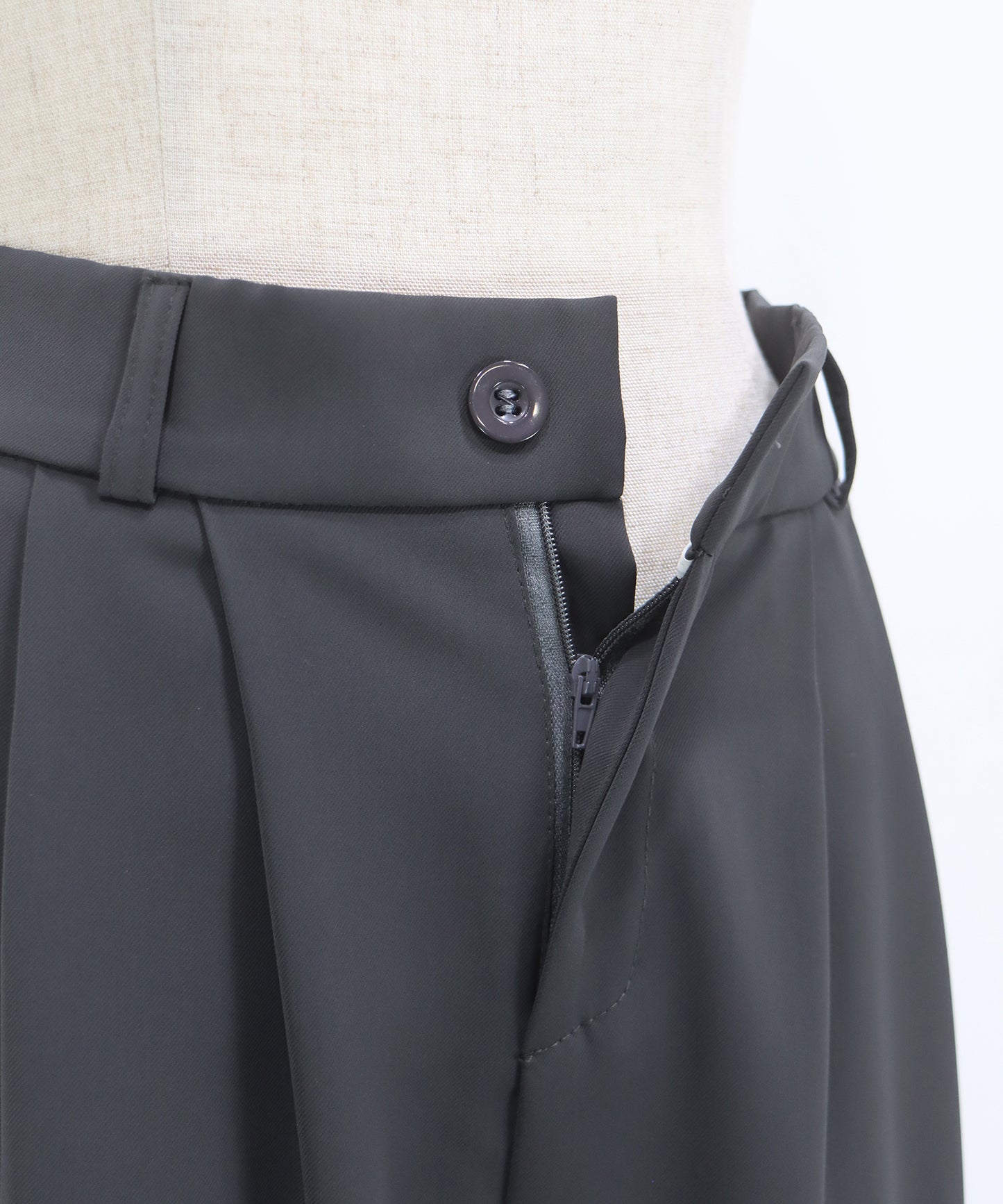 スリムテーパードパンツ