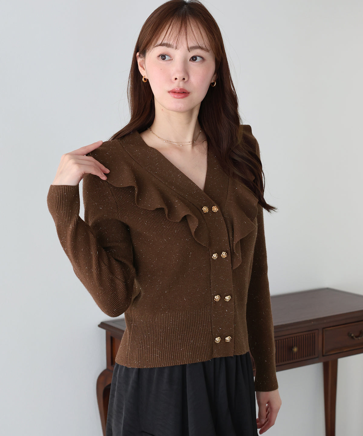 【早割5％OFF】ローズボタンフリルラメニットカーディガン