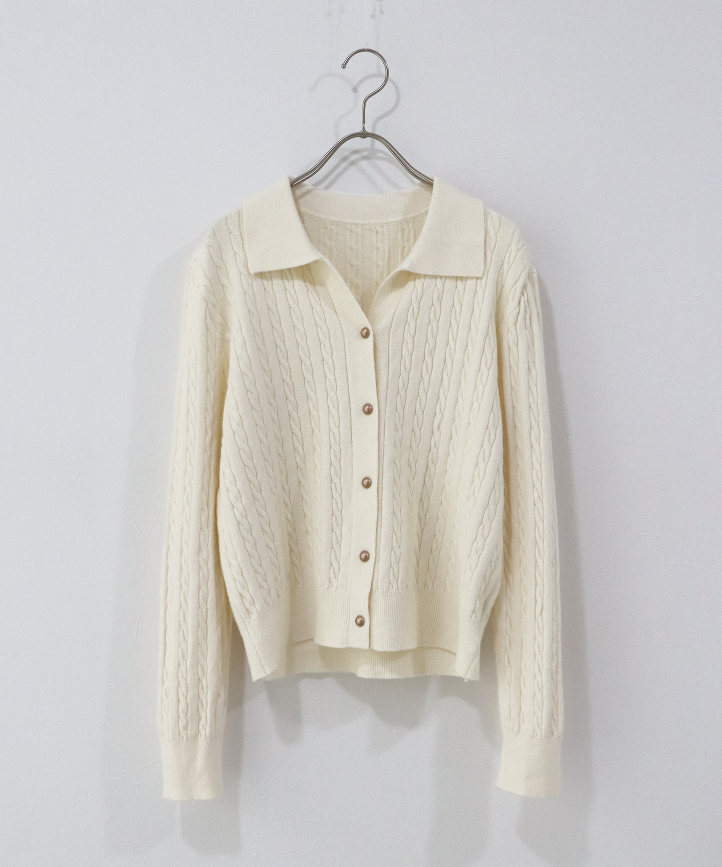 ゴールドボタンケーブルニットカーディガン[ J by blue ]