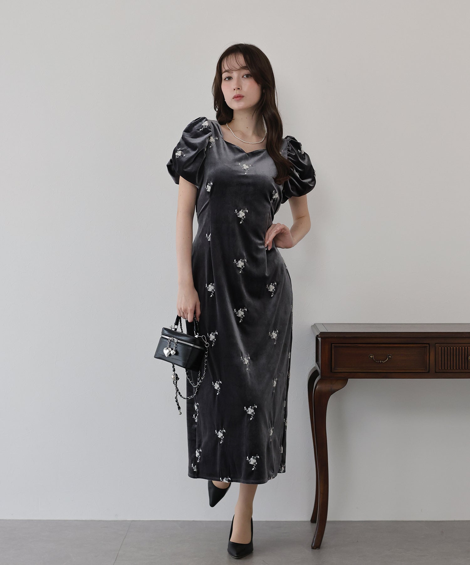 フラワー刺繍ハートネックベロアワンピース – BLUE ONLINE