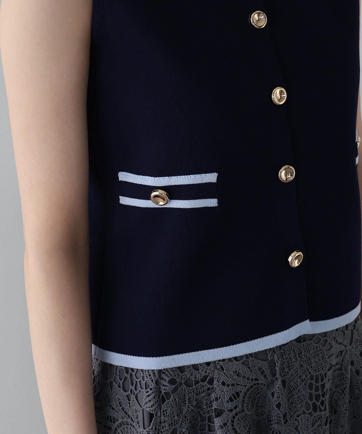 【早割5％OFF】ゴールドボタンノースリーブポロニット