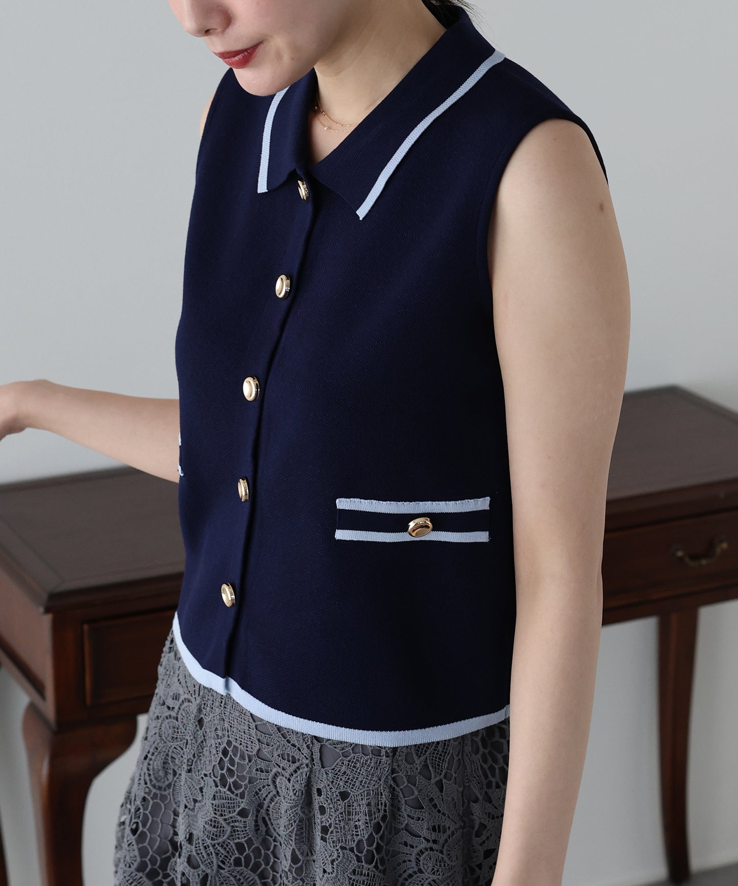 【早割5％OFF】ゴールドボタンノースリーブポロニット