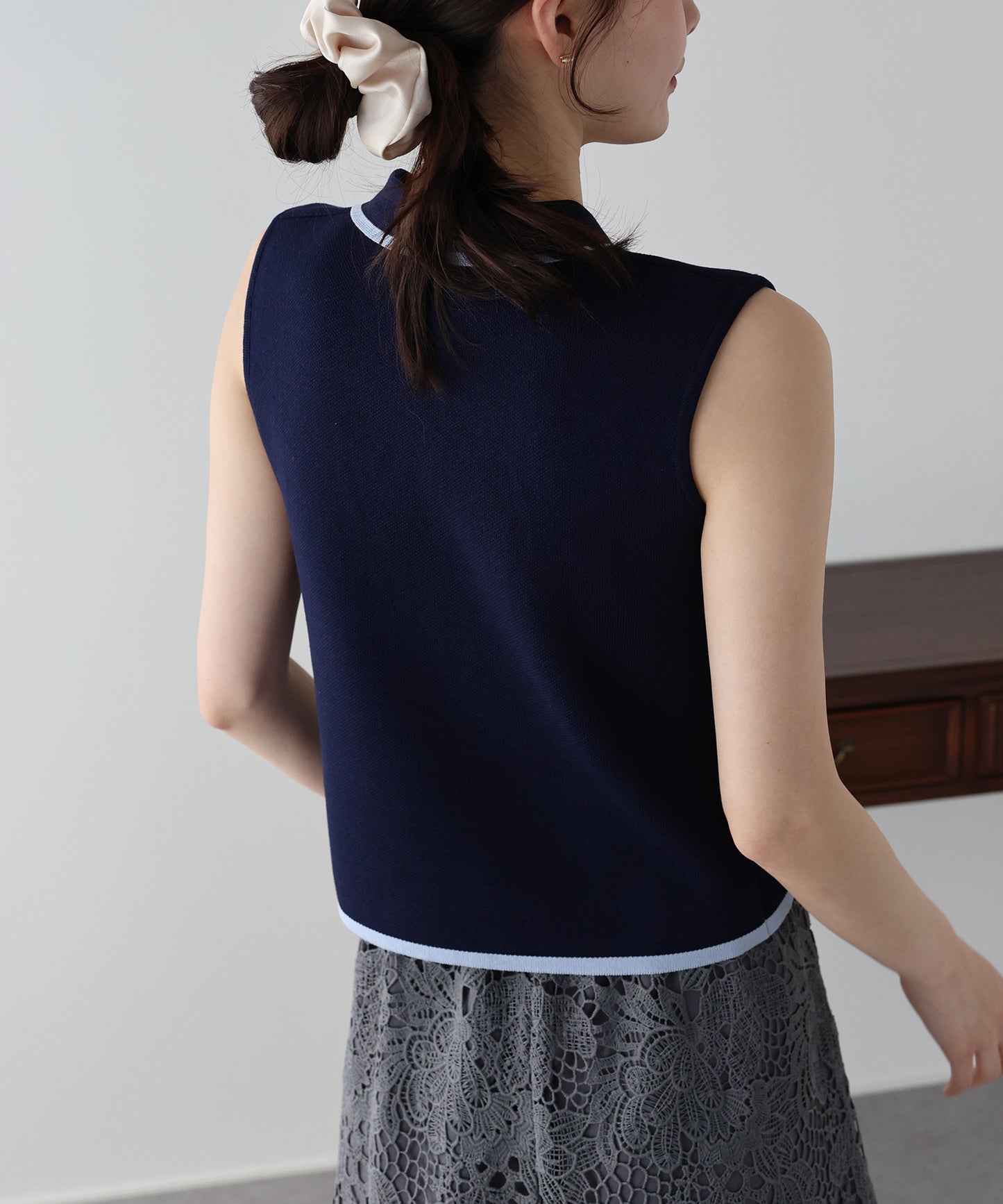 【早割5％OFF】ゴールドボタンノースリーブポロニット