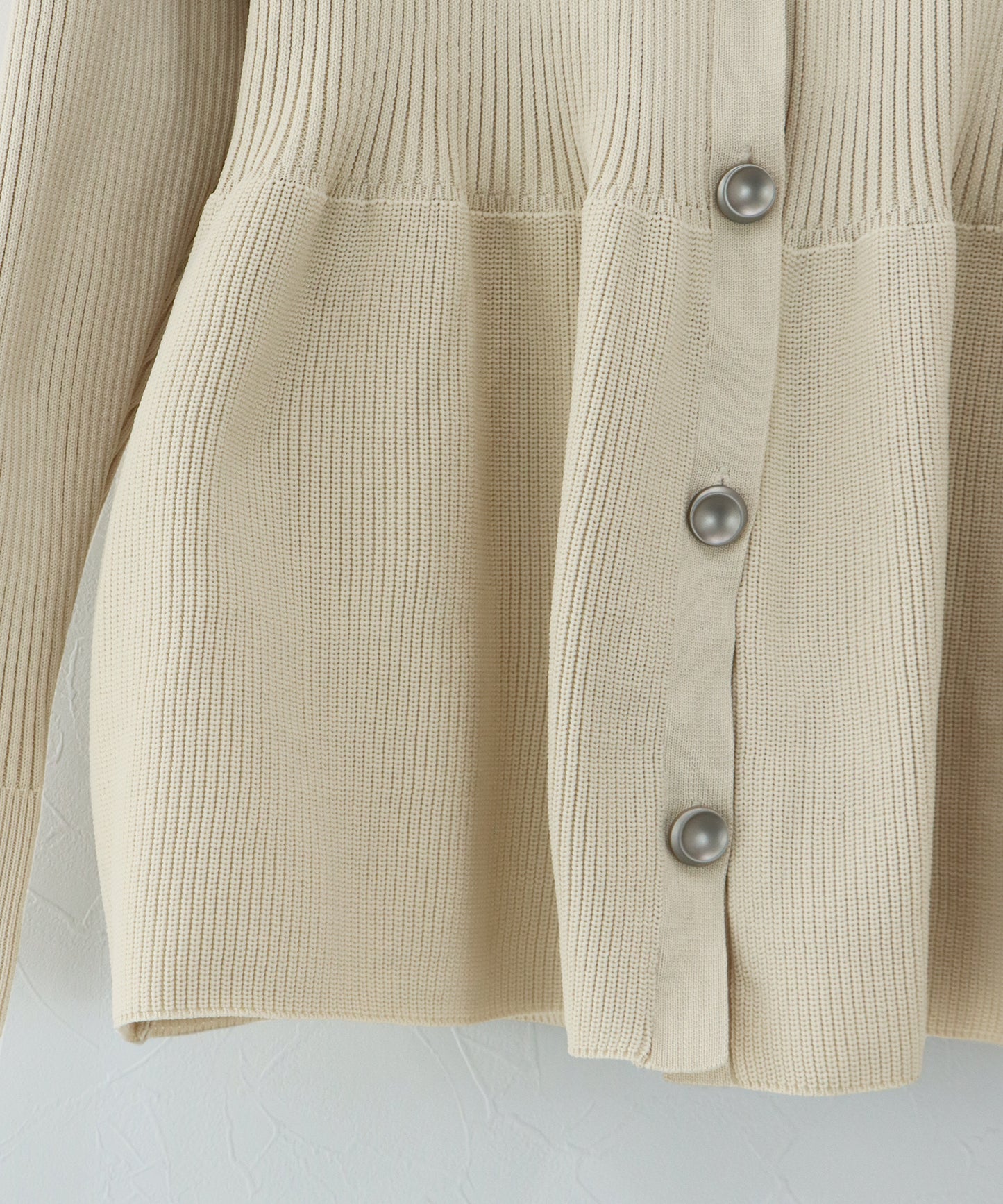 スキッパーペプラムニット