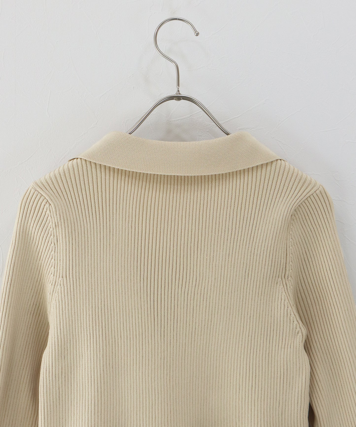 スキッパーペプラムニット