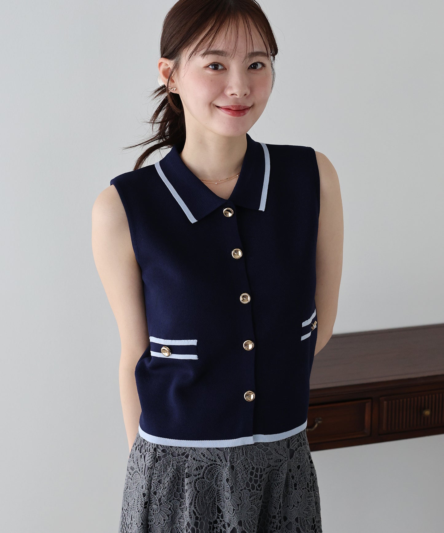 【早割5％OFF】ゴールドボタンノースリーブポロニット