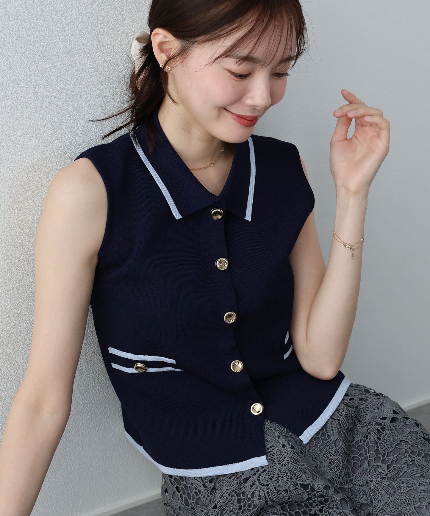 【早割5％OFF】ゴールドボタンノースリーブポロニット