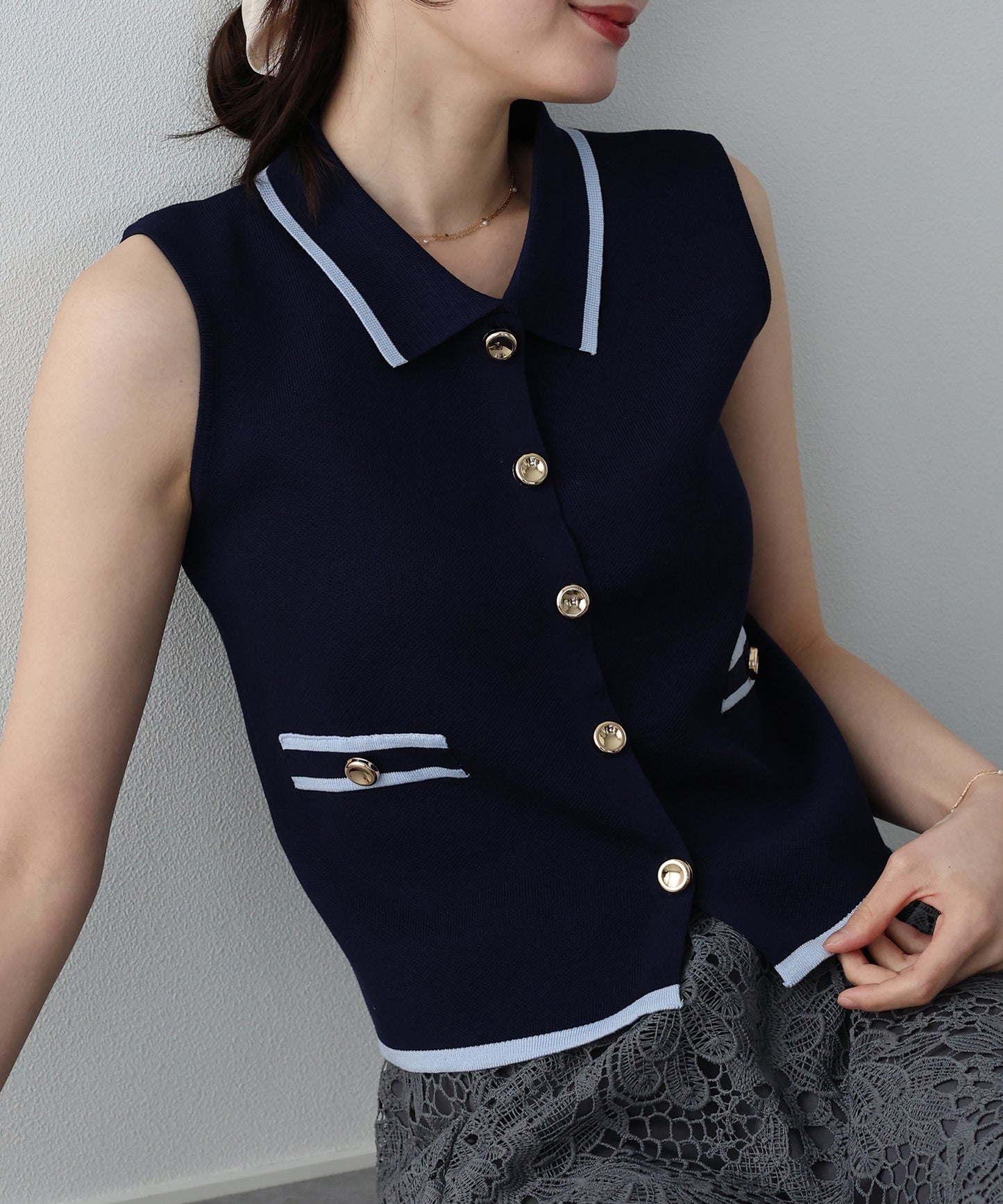 【早割5％OFF】ゴールドボタンノースリーブポロニット