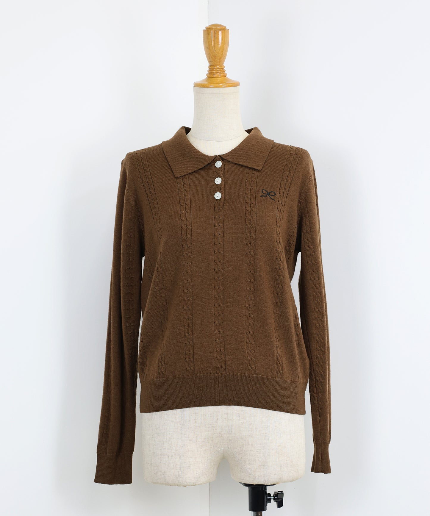 ワンポイントリボン刺繍ケーブルニット