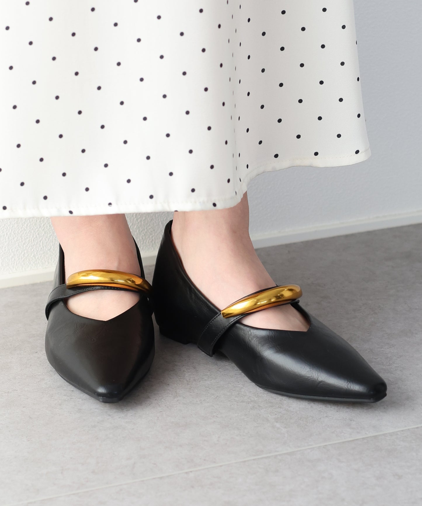 ゴールドモチーフパンプス