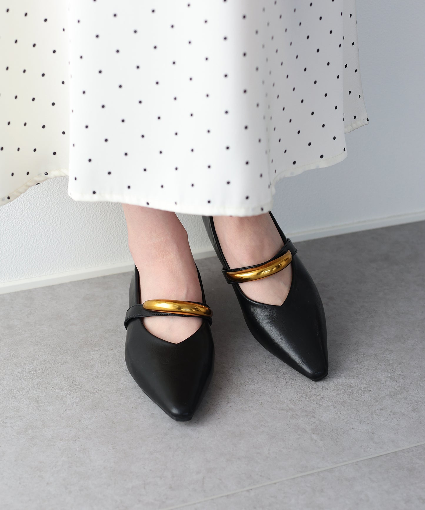 ゴールドモチーフパンプス