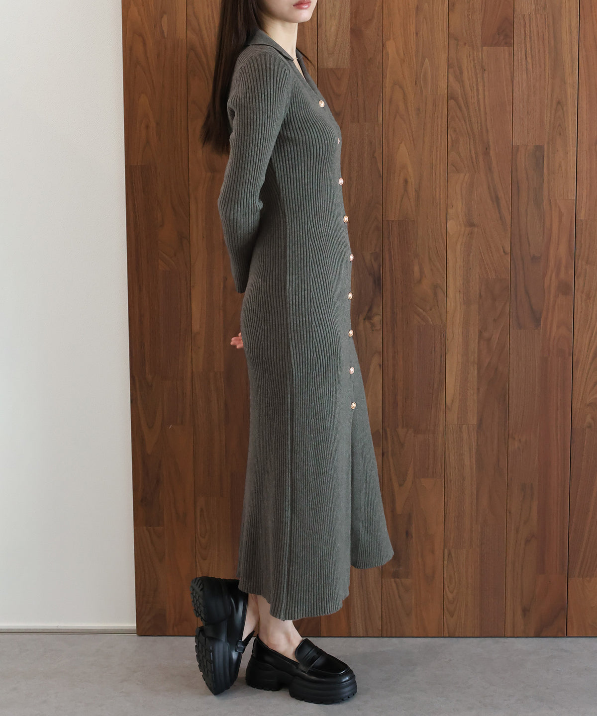 【早割5％OFF】金釦スキッパーリブニットワンピース