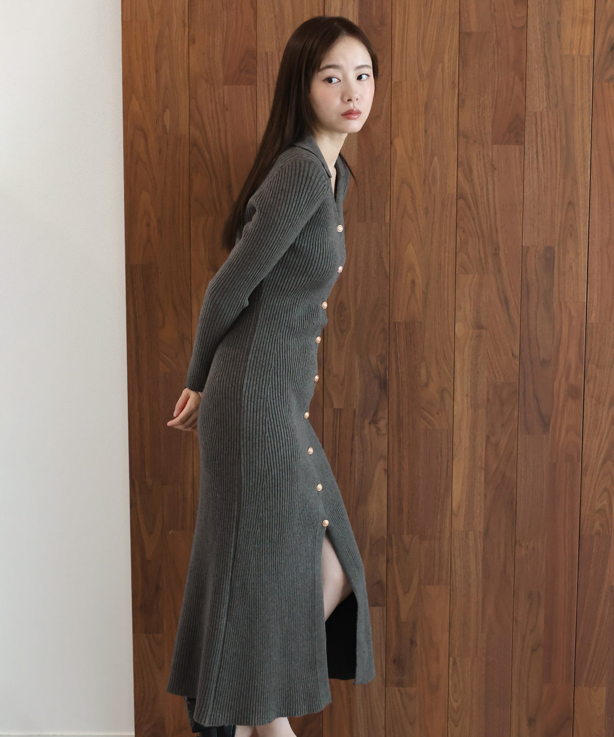 【早割5％OFF】金釦スキッパーリブニットワンピース