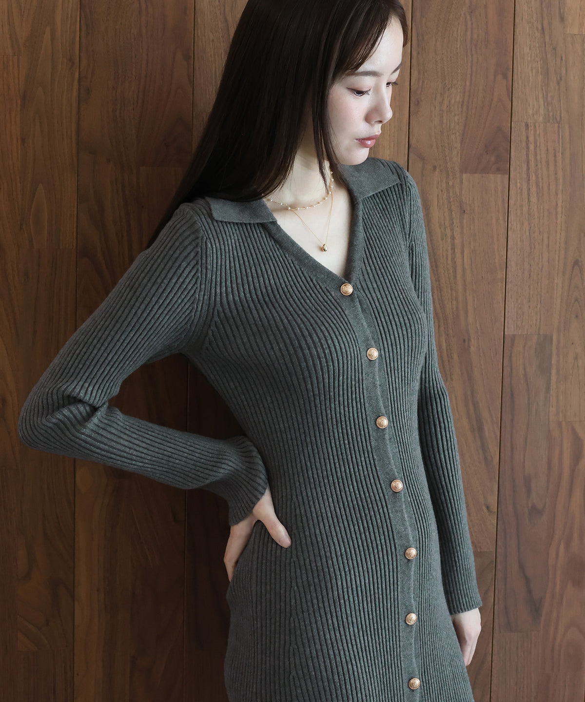 【早割5％OFF】金釦スキッパーリブニットワンピース