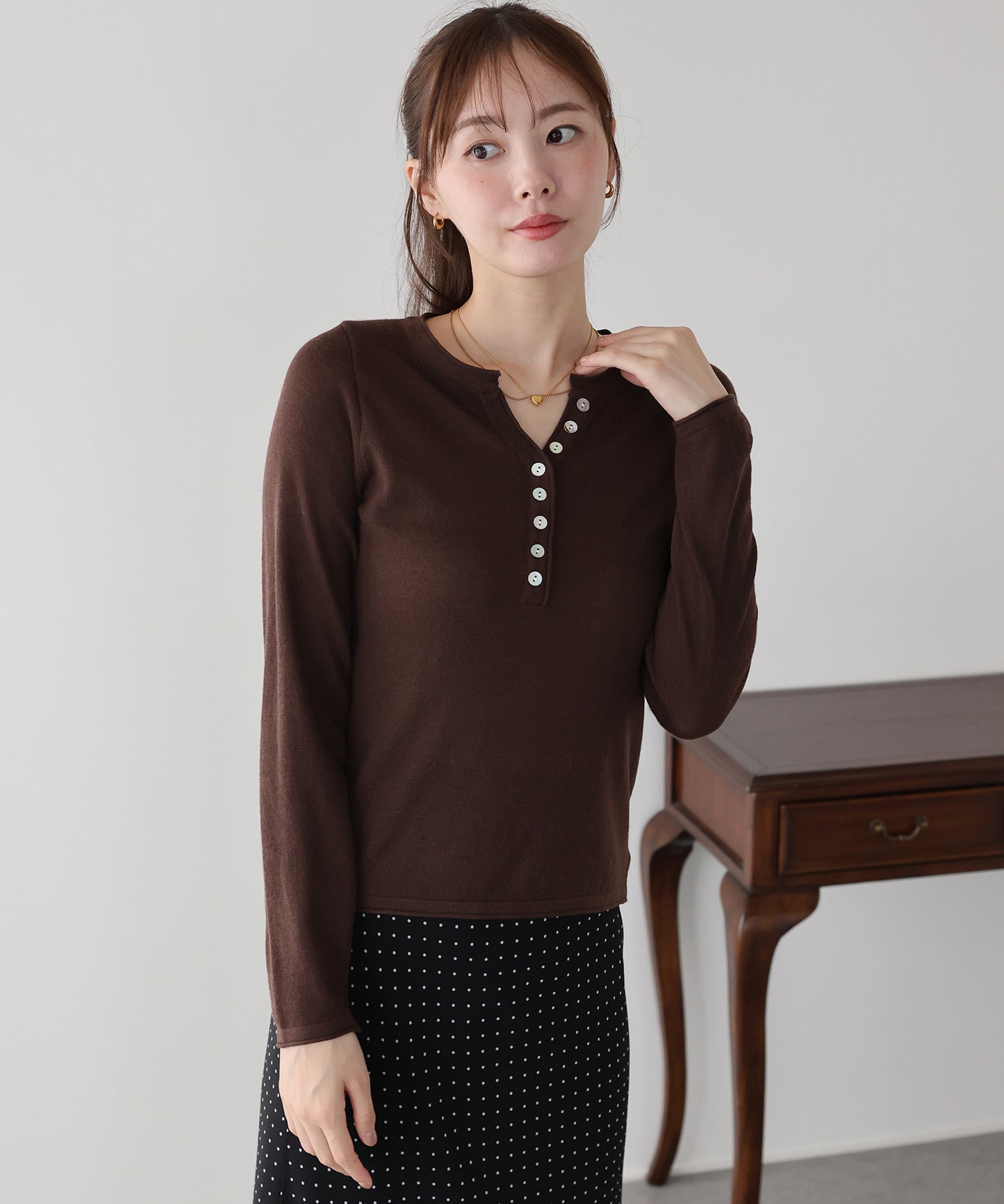 【早割5％OFF】シェルボタンヘンリーネックニット