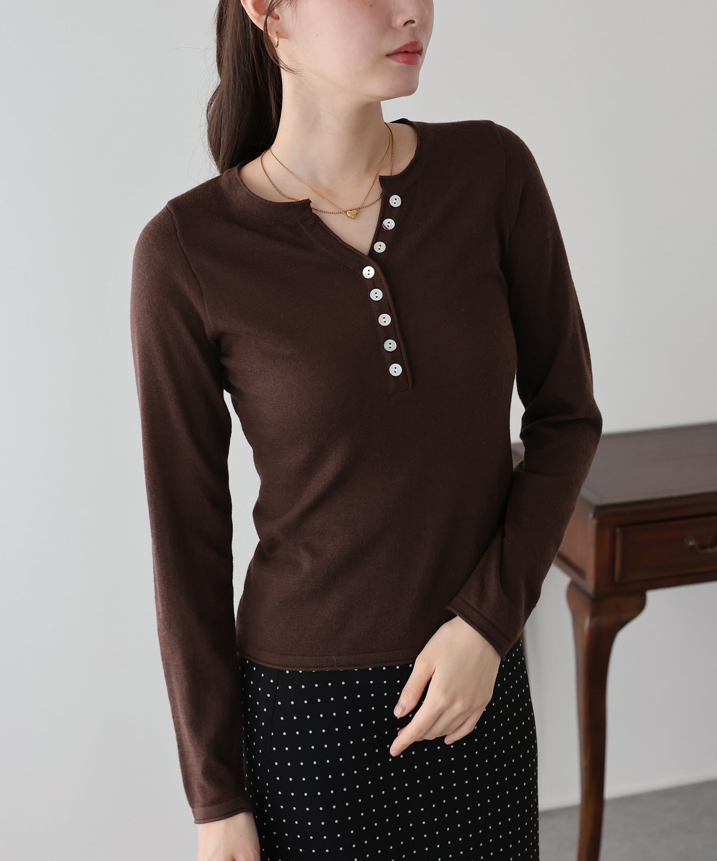 【早割5％OFF】シェルボタンヘンリーネックニット